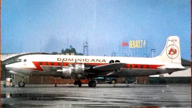 Dominicana Airlines Color post card with an air plane for the Dominicana Airlines. Dimension is 4 by 6.5 inches. Postal a color con un avión...