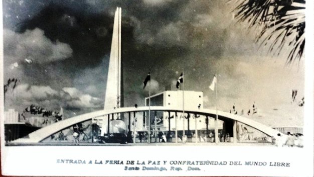 Puente Black and white post card with the main entrance to the Peace and Confraternity Fair in Ciudad Trujillo. Dimension is...