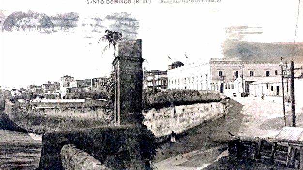 Muralla Black and white post card with an antique wall. Dimension is 3.5 by 5.5 inches. Postal en blanco y negro con la muralla...