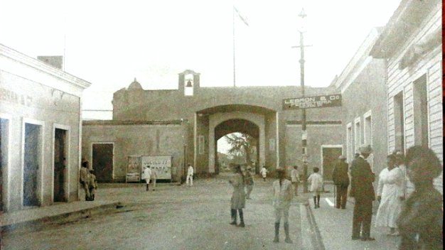Puerta del Conde Black and white post card with the Gate where the call for independence was done on 27 of February 1844. Dimension is...