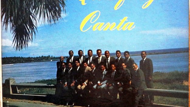 Quisqueya Canta A LP record with 33 RPM, 10 inches, and with a good condition cover and vinyl. Un disco LP de 33 RPM, 10 pulgadas, y en...