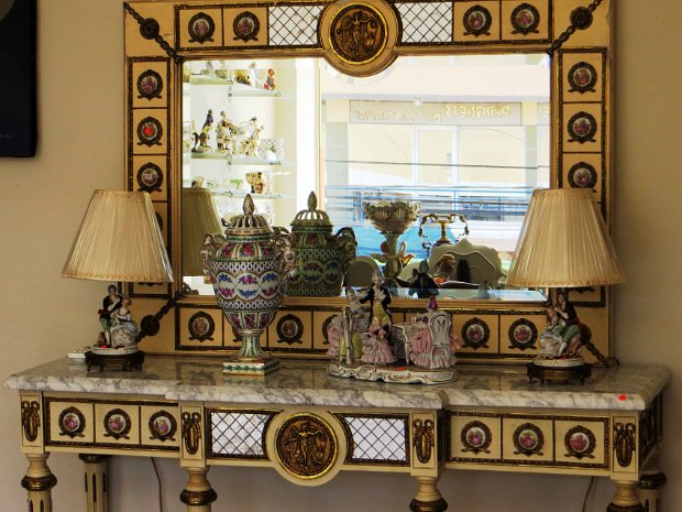Parson A French furniture set with an entrance or hall table and a matching mirror with a marble top and decorated with bronze...
