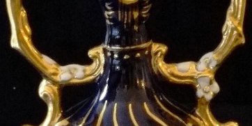 Amphora - Anfora Royal Dux with a hand painted in white and blue with gold handles, and a size of 6 inches high. Royal Dux pintada a mano de color blanco, azul y con asas...