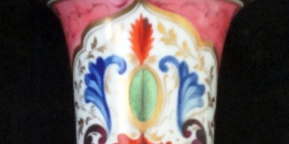 Amphora - Anfora Small hand painted jar in colors pink, red and blue, with gold handles, with a size of 4 inches high and 2 inches in diameter. Pequeño con decoración a mano en...