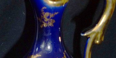Amphora - Anfora Hand painted in blue with a romantic scene in the center, with a gold base and handles, and a size of 6 inches high. Azul con decoración romántica de dos...