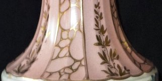 Amphora - Anfora Sevres a hand painted in pink with a decoration with flowers and gold touches, and with 12 inches high. Sevres de color rosado con decoración en dorado y...