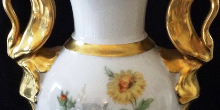 Amphora - Anfora Lidner with a hand painted in light brown color, flowers in the center and gold handles, and a size of 10 inches high. Lidner de color crema pintada a mano con...