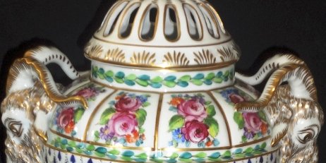 Amphora - Anfora Dresden amphora with a great hand painted porcelain with flowers in various colors and touches of gold and handles in the form of a lamb head, and with a large...