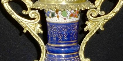 Amphora - Anfora Small jar hand painted with flowers in various colors, and a bronze top and base, with a size of 8 inches high. Pequeño con decoración a mano de flores en...