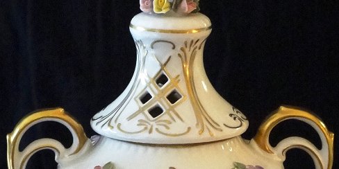 Amphora - Anfora Napoleon Dresden with a hand painted in light brown color, flowers and gold handles, and with a size of 12 inches high. Napoleon Dresden pintada a mano de color...