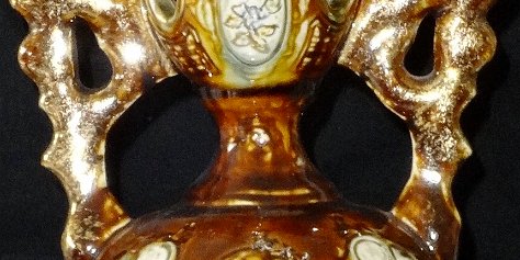 Amphora - Anfora Hand painted in brown color with intricate gold handles and with a size of 6 inches high. Pintado a mano de color marrón con asas en dorado y un tamaño de 6...