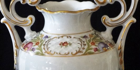 Amphora - Anfora Schumann Bavaria a hand painted in light brown color and flowers, with gold handles, and a size of 12 inches high. Schuman Bavaria pintada a mano de color crema...