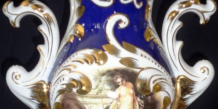 Amphora - Anfora Delf a large jar with the traditional decoration and with blue flowers, and with a size of 24 inches high. Delf un jarron grande con decoración tradicional...