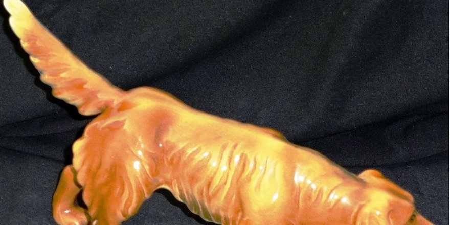 Dog - Perro Goldschieder with a hand painted brown color dog in a low watching position. Dimension is 11 inches long and 4 inches high. Goldschieder con un perro pintado a...