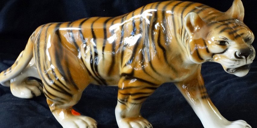 Tiger - Tiguere Royal Dux with a large hand painted tiger with a size of 14 inches long. Factory marks in the bottom of the piece. Royal Dux con un tigre pintado a mano de...