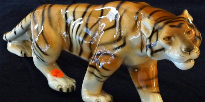 Tiger - Tiguere Royal Dux with an excellent midsize walking tiger and with a size of 10 inches in length. Royal Dux con un tigre caminando y de mediano tamaño con 10 pulgadas...