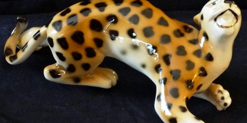 Leopard - Leopardo Royal Dux with a small hand painted orange colored leopard looking upwards and with a size of 4 inches long. Royal Dux con un leopardo de color anaranjado...