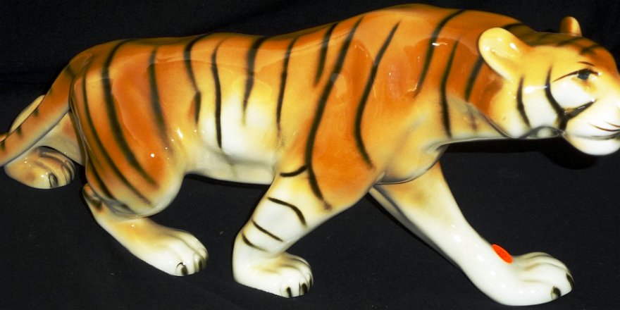 Tiger - Tiguere Royal Dux with a hand painted tiger with a size of 12 inches long. Factory mark on the bottom of the piece. Royal Dux con un tigre de color anaranjado y con un...