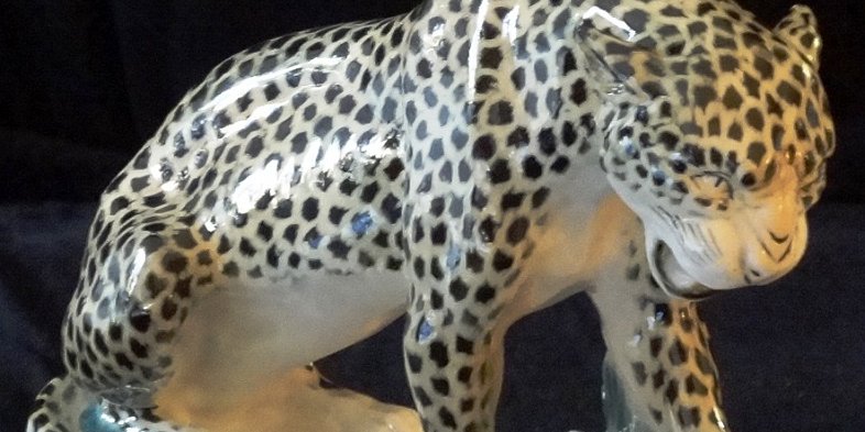 Snow Leopard - Leopardo Nieve Sitzendorf with a white snow leopard with typical black dots and with a size of 11 inches long and 5 inches tall. Sitzendorf con un leopardo de nieve de color...