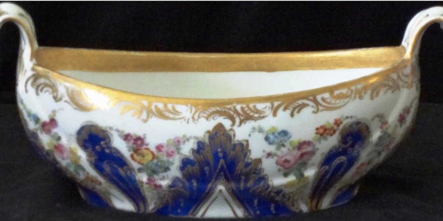 Basket - Canasta Sevres small hand painted in blue and flowers, and gold borders, and a size of 6 inches long. Sevres pequeño con decoración a mano en azul y flores, y bordes en...