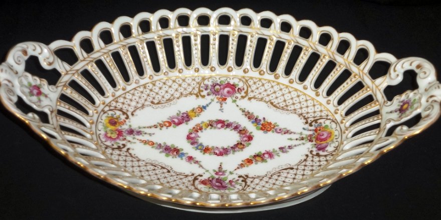 Basket - Canasta Dresden oval interlaced with handles and decorated in gold and flowers in the center and in the sides, with 12 inches long. Dresden entrelazada, con asas y...