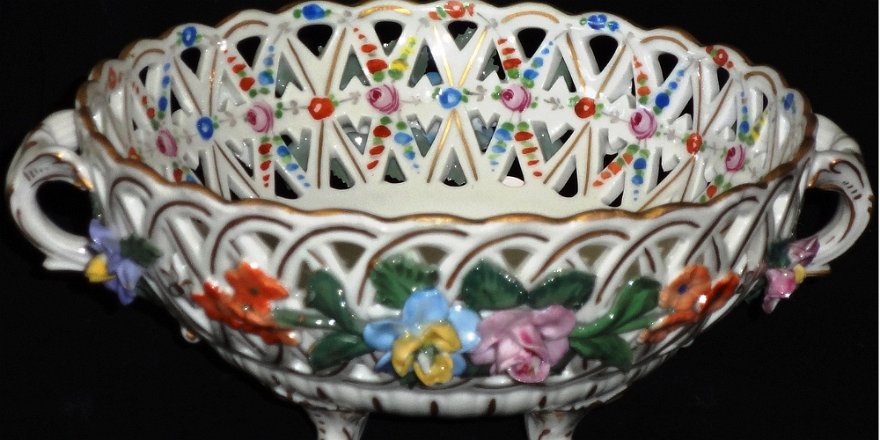 Center - Centro Dresden round with handles and decorated with flowers in relief, with a size of 12 inches in diameter. Dresden redondo con asas y decoración de flores en...