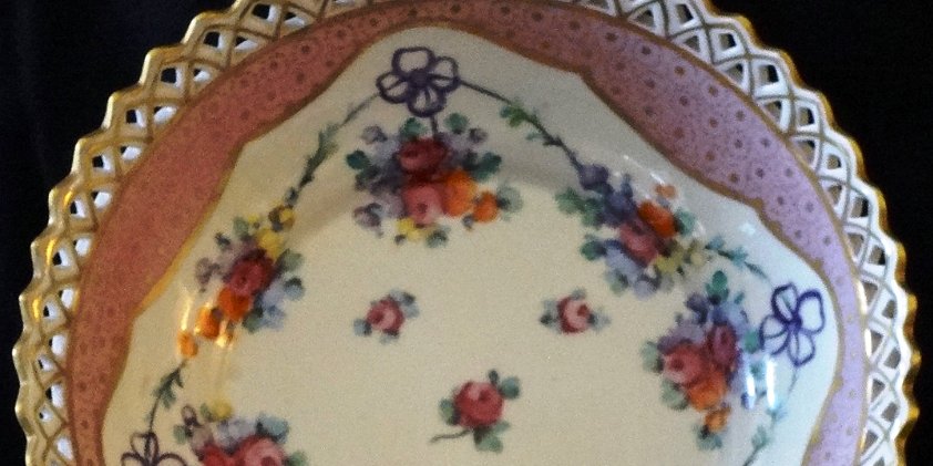 Center - Centro Dresden round with an interlace border and hand painted in pink and flowers, with a size of 8 inches in diameter. Dresden redondo con borde entrelazado pintado...