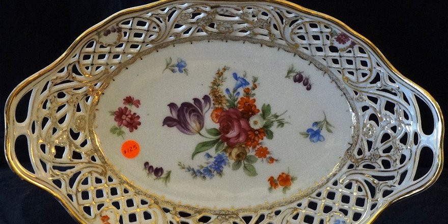 Center - Centro Dresden oval and interlace hand painted in gold and flowers, with a size of 11 inches long by 6 inches wide. Dresden ovalado y entrelazado pintado a mano en...
