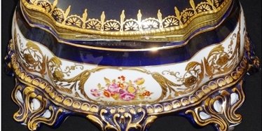 Chest - Cofre Large, oval shape and hand painted with traditional blue and gold colors, decorated with flowers of various colors, with a size of 18 inches long. Grande...