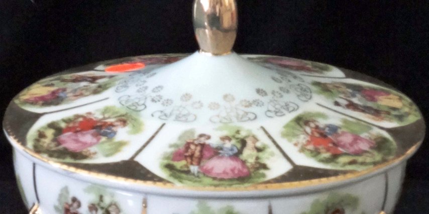 Chest - Cofre Sevres a hand painted scenes Fragonard style, with borders, legs and top in gold color, with a size of 5 inches in diameter. Sevres con escenas pintadas estilo...