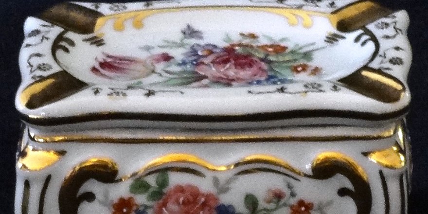 Chest - Cofre Limoges a cigarette container and ash tray hand decorated with flowers and gold borders, with a size of 4 inches in diameter. Limoges un porta cigarrillos y...