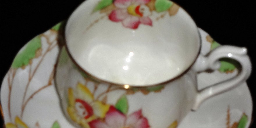 Cup - Taza Royal Albert a set with cup and saucer decorated with green and pink flowers, and a size of 4 inches in diameter. Royal Albert un juego de taza y plato con...