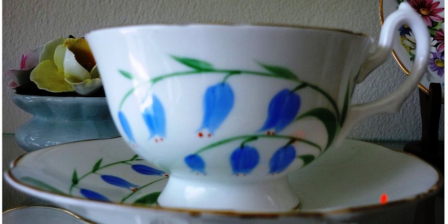 Cup - Taza Alesbury a set with cup and plate decorated with blue and green flowers, with a size of 4 inches in diameter. Alesbury un juego de taza y plato con decoración...