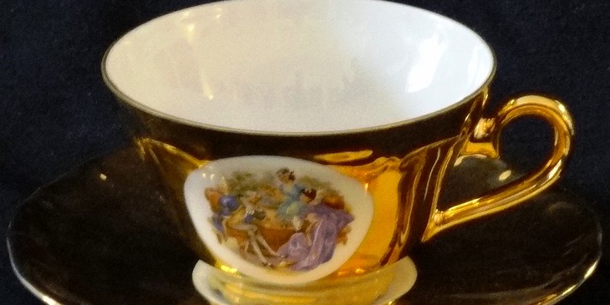 Cup - Taza Bareuther a set with cup and plate hand painted in gold and with a romantic scene in the center. Bareuther un juego de taza y plato cubiertos en oro y con una...