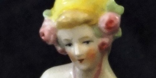 Figure - Figura A blonde woman with roses on her hair for a cushion or pillow pin holder, with a size of 3 inches high. Mujer con pelo rubio y rosas para una almohada porta...