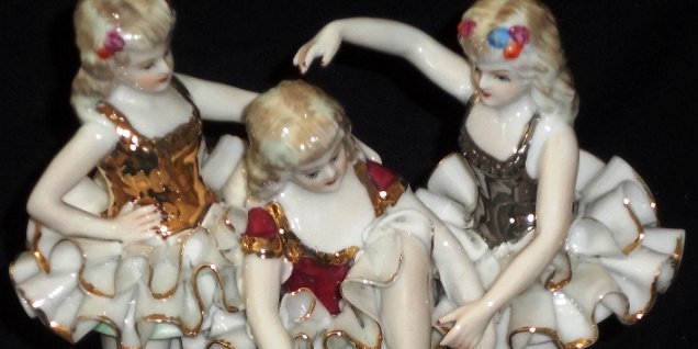 Figure - Figura A group of three dancing and dressed ballerinas with a size of 8 inches high. Tres bailarinas de ballet en poses de baile y con vestido de encaje, y un tamaño...