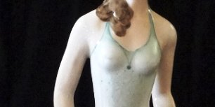 Figure - Figura Apulum two similar women with brown hair and a long dress in a classic light green color with a size of 10 inches high. Apulum una pareja de dos mujeres en...