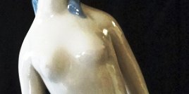 Figure - Figura Casades a nude standing women with a white towel on here leg, and a size of 12 inches high. Casades desnudo de mujer con una toalla blanca en la mano, y un...