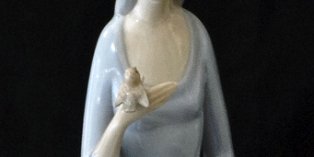 Figure - Figura Miguel Requena a seated woman with a long dress watching a bird, with a size of 11 inches high. Miguel Requena una mujer sentada en traje largo observando un...