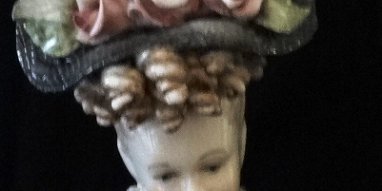 Figure - Figura Cordey a women bust in a classical pink dress and a large hat with roses, with a size of 6 inches high. Cordey un busto de mujer en traje clásico color rosado y...