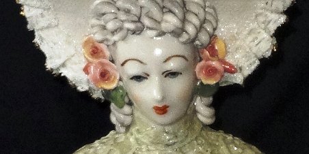 Figure - Figura Cordey a women bust in classical dress and with a large hat and flowers. Size is 8 inches high. Cordey un busto de mujer en traje clásico y con sombrero, y un...