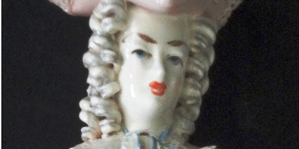 Figure - Figura Cordey a women bust in classical dress with a large traditional hat. Size is 8 inches high. Cordey excelente busto de una mujer en traje clásico de la época y...