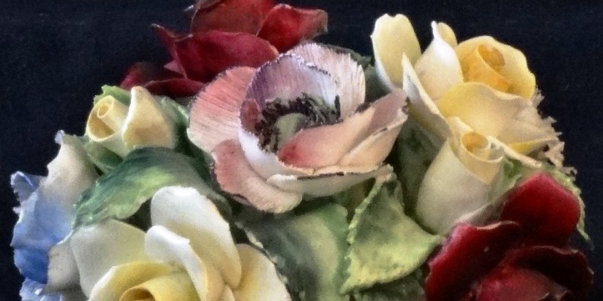 Flowers - Flores Radnor a pot with flowers in red, yellow and pink colors, with a size of 4 inches long. Radnor un florero con flores de varios colores como rojo, amarillo y...