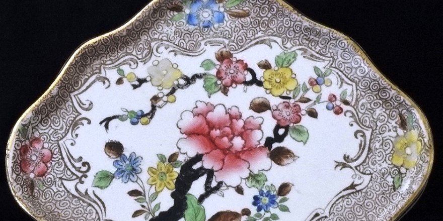 Plate - Plato Oval in form with a Chinese decoration and gold borders, and a size of 6 inches in diameter. De forma ovalada con decoración china y bordes dorados, y un tamaño...