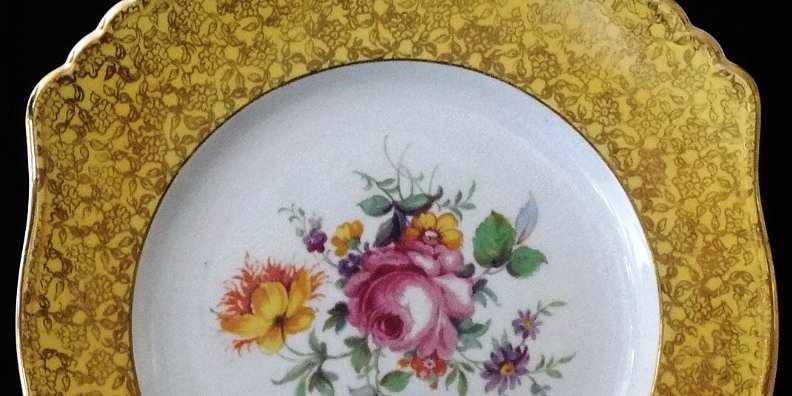 Plate - Plato Royal Minton a square plate with yellow border and the center decorated with flowers of various colors, with a size of 8.5 inches in diameter. Royal Monton...