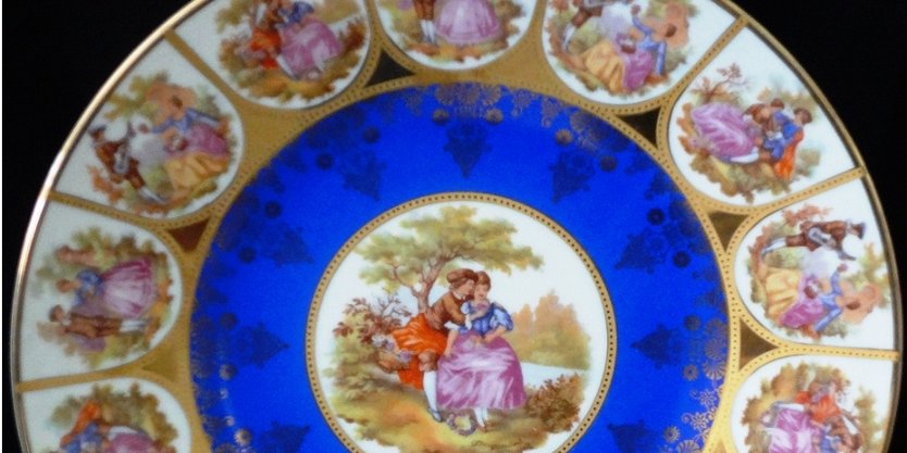 Plate - Plato Hutschenreuther with a blue center, gold borders and hand painted romantic scenes, with a size of 11 inches in diameter. Hutschenreuther plato con centro azul,...