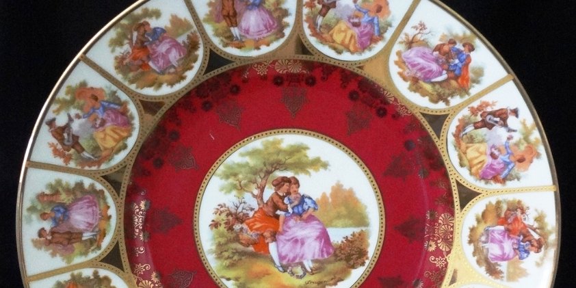 Plate - Plato Hutschenreuther plate with a romantic scene in a red center and golden borders, with a size of 11 inches in diameter. Hutschenreuther plato con el centro en...