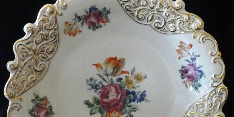 Plate - Plato JL Menau a hand painted in the center with flowers and gold decoration in the borders, with a size of 12 inches in diameter. JL Menau plato con centro pintado...
