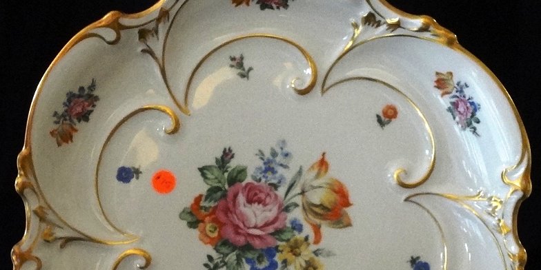 Plate - Plato JL Menau plate hand painted in the center and borders with flowers and touches of gold, with a size of 12 inches in diameter. JL Menau plato pintado en el...