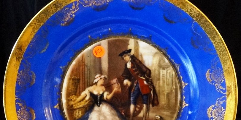 Plate - Plato Kuba with a gold border and blue rim, and in the center with a hand painted romantic scene, with a size of 10.5 in diameter. Kuba redondo con borde dorado y...